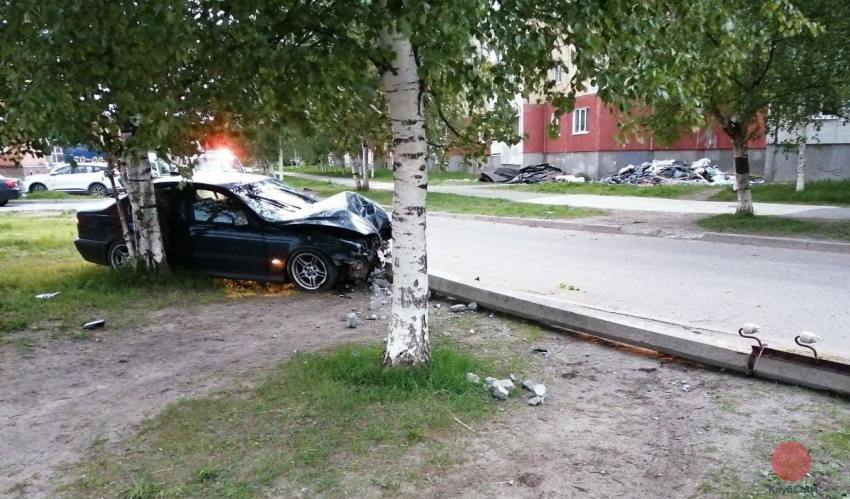 В Северодвинске водитель «БМВ» сбил фонарный столб